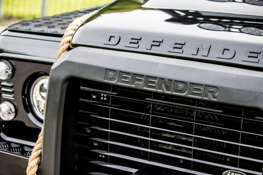 Логотип Land Rover Defender 110 James Bond Villain 2017 года  (фото 10 из 21)